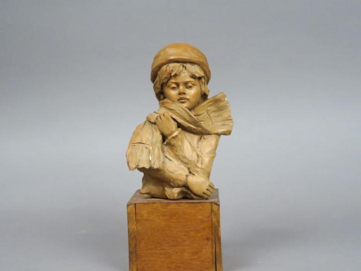 PAOLETTI. "Jeune garçon au bonnet et à l'écharpe". Sculpture en terre 