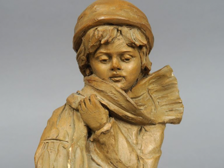 PAOLETTI. "Jeune garçon au bonnet et à l'écharpe". Sculpture en terre 