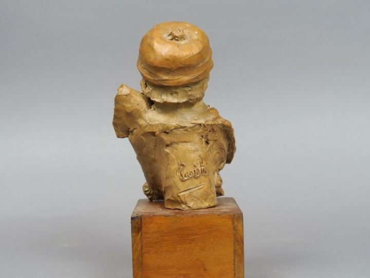 PAOLETTI. "Jeune garçon au bonnet et à l'écharpe". Sculpture en terre 