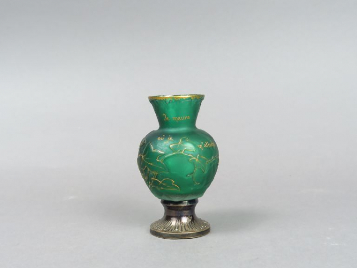 DAUM. Vase en verre gravé en camée et à l'acide à décor émaillé de feu