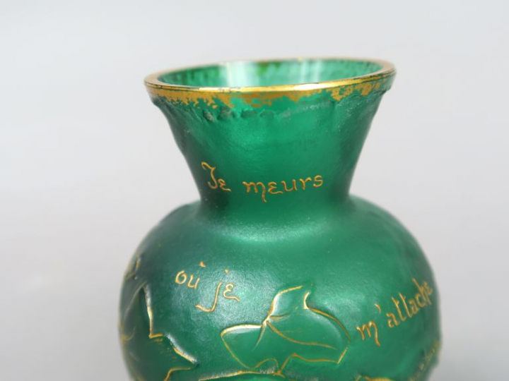 DAUM. Vase en verre gravé en camée et à l'acide à décor émaillé de feu