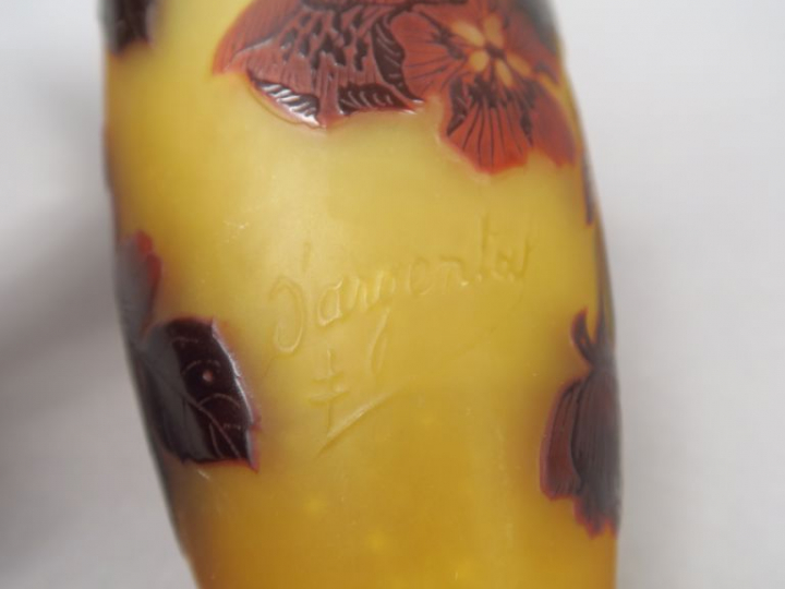 D'ARGENTAL. Vase en verre gravé en camée et à l'acide à décor de fleur