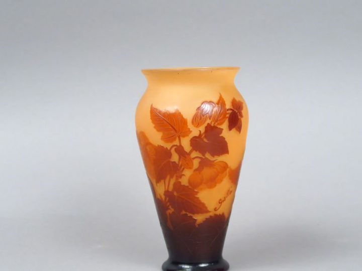 GALLE. Vase en verre gravé en camée et à l'acide à décor de fleurs rou