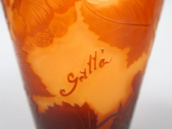 GALLE. Vase en verre gravé en camée et à l'acide à décor de fleurs rou