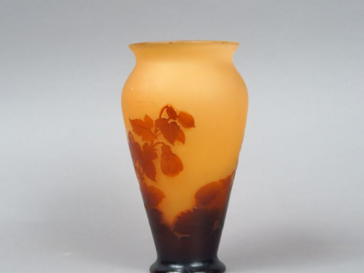 GALLE. Vase en verre gravé en camée et à l'acide à décor de fleurs rou