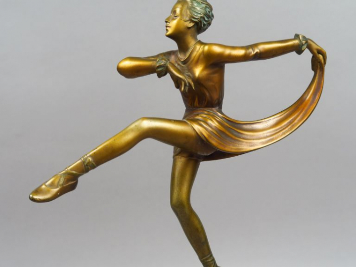 LORENZI. "Danseuse". Sculpture en bronze sur un socle en onyx vert. Si