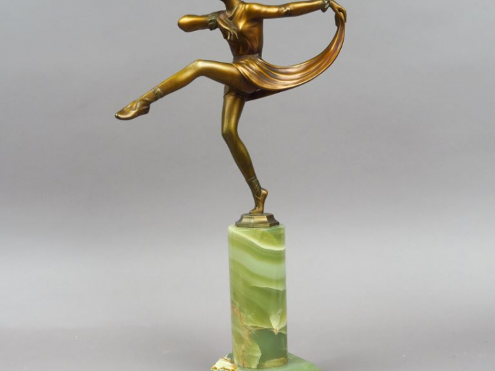 LORENZI. "Danseuse". Sculpture en bronze sur un socle en onyx vert. Si