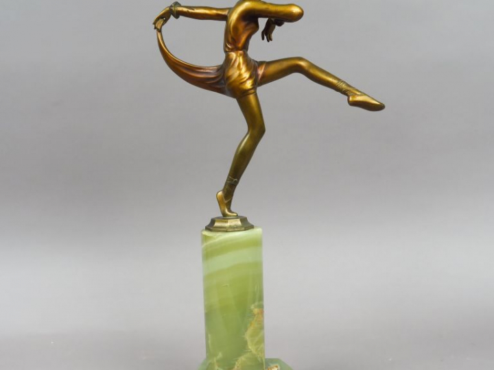 LORENZI. "Danseuse". Sculpture en bronze sur un socle en onyx vert. Si