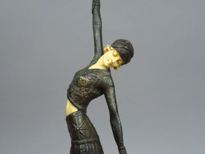 D. H. CHIPARUS. "Danseuse". Sculpture chryséléphantine sur un scole en