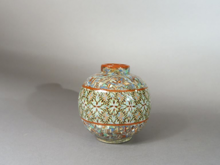 Vase boule en céramique de Vallauris, signé. H. : 12,5 cm.