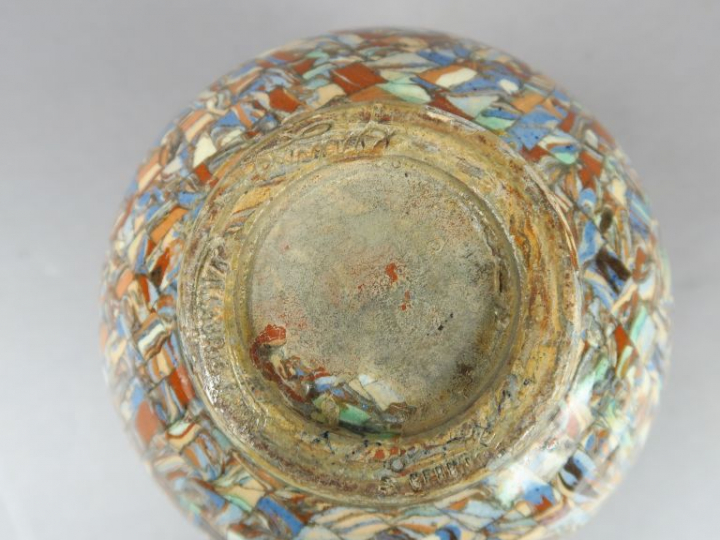 Vase boule en céramique de Vallauris, signé. H. : 12,5 cm.