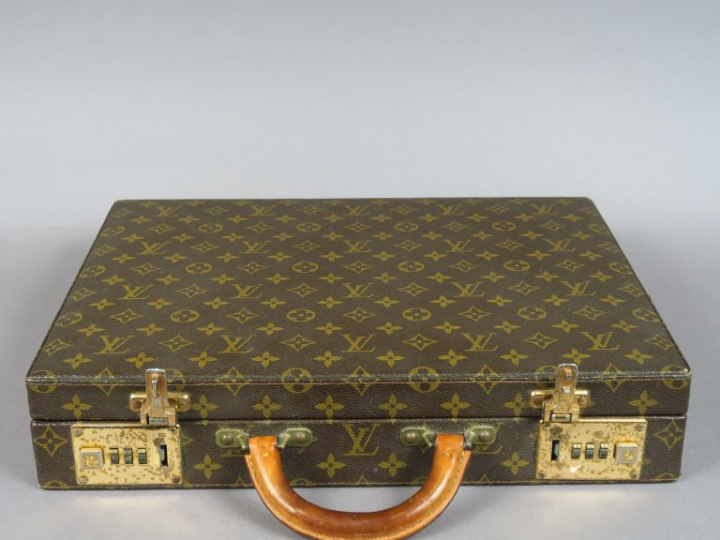 VUITTON. Attaché case. Dim. : 42,5 x 33 x 8cm.   (abimé à l'intérieur)
