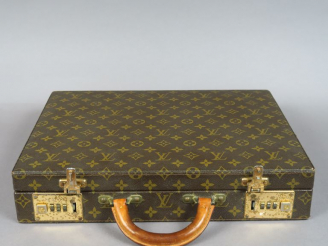 Vente aux enchères VUITTON. Attaché case. Dim. : 42,5 x 33 x 8cm.   (abimé à l'intérieur)