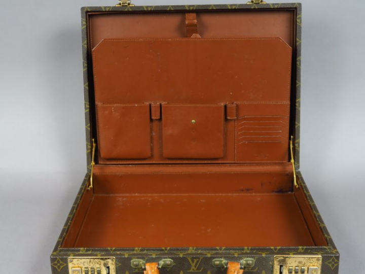 VUITTON. Attaché case. Dim. : 42,5 x 33 x 8cm.   (abimé à l'intérieur)