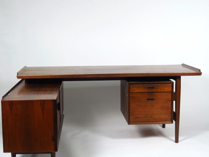 Bureau ministre 1970 en palissadre et bois laqué avec un retour. Dim. 