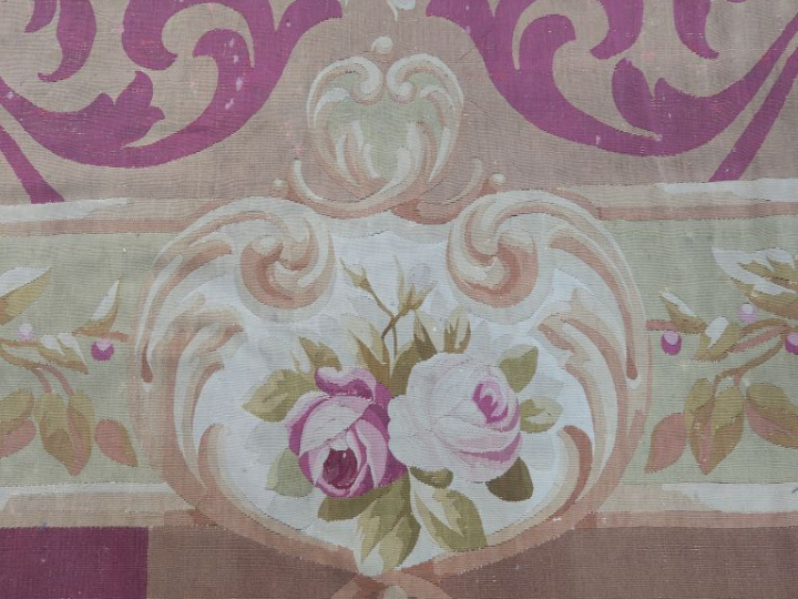Grand tapis d'Aubusson Napoléon III à décor de fleurs polychromes. Dim