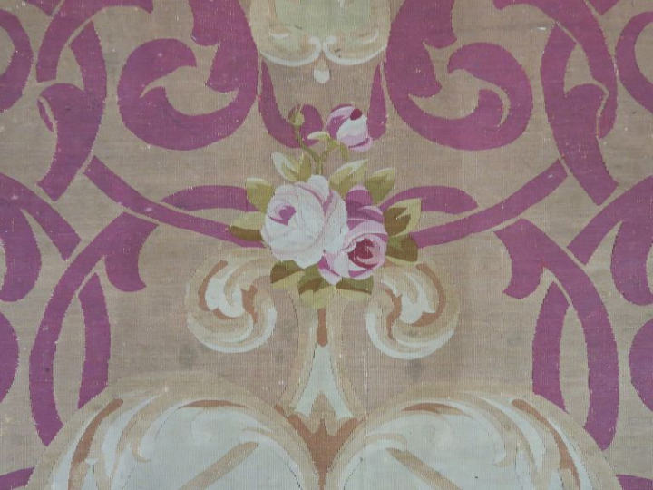 Grand tapis d'Aubusson Napoléon III à décor de fleurs polychromes. Dim