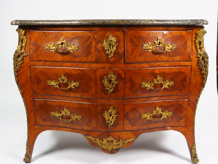 Commode Louis XV en marqueterie ouvrant à quatre tiroirs sur trois ran