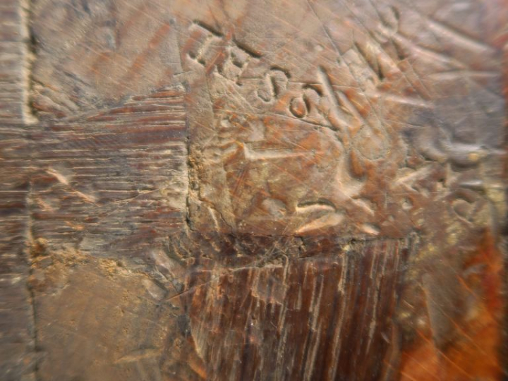 Commode Louis XV en marqueterie ouvrant à quatre tiroirs sur trois ran