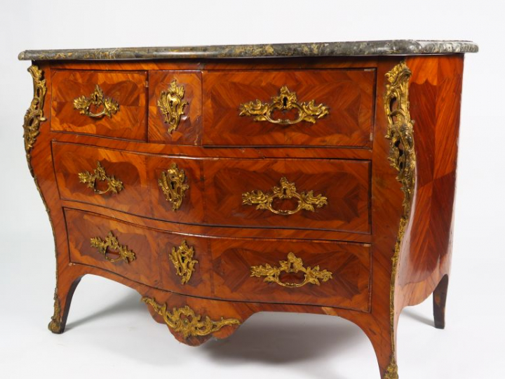 Commode Louis XV en marqueterie ouvrant à quatre tiroirs sur trois ran