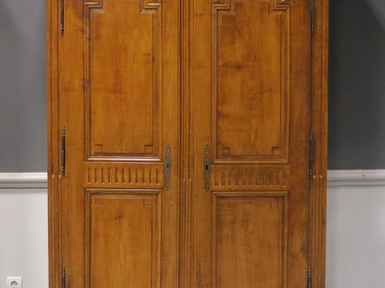 Armoire de style Louis XVI en merisier, ouvrant à deux portes à deux p