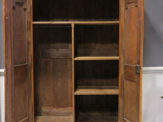 Armoire de style Louis XVI en merisier, ouvrant à deux portes à deux p