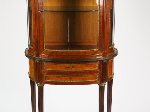 Vitrine demie lune XIXème de style Louis XVI, en acajou et placage d'a