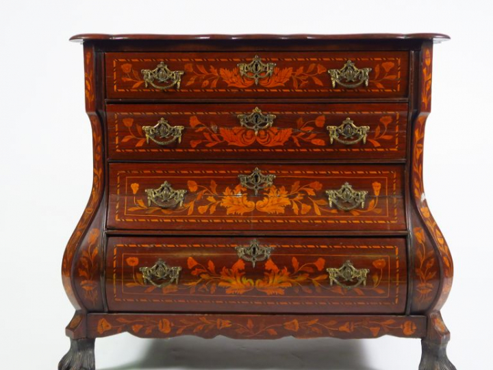 Commode hollandaise XVIIIème en marqueterie, à décor de rinceaux et de