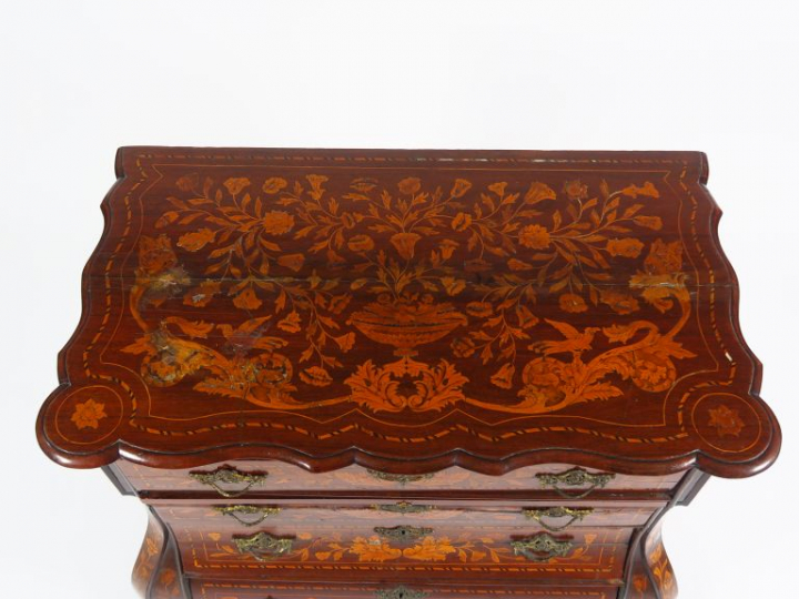 Commode hollandaise XVIIIème en marqueterie, à décor de rinceaux et de