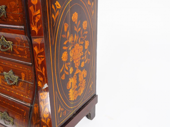 Commode hollandaise XVIIIème en marqueterie, à décor de rinceaux et de