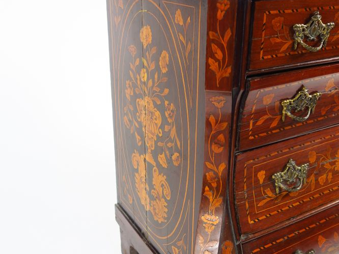 Commode hollandaise XVIIIème en marqueterie, à décor de rinceaux et de