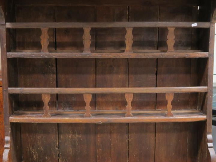Vaisselier rustique en chêne, ouvrant à deux portes. Dim. 209 x 45 x 1