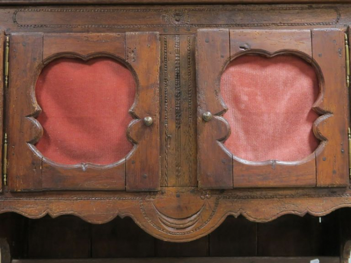 Vaisselier rustique en chêne, ouvrant à deux portes. Dim. 209 x 45 x 1