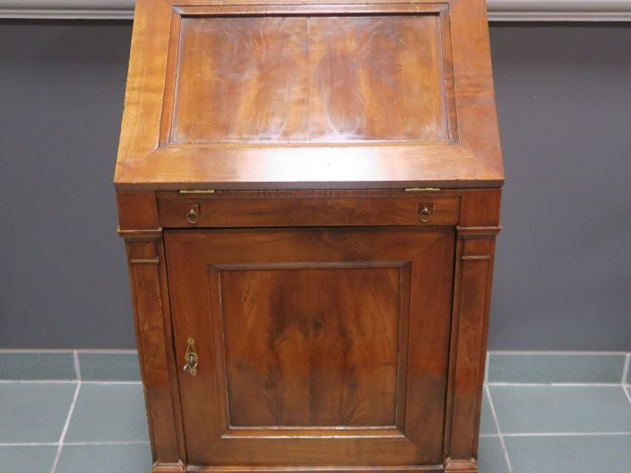 Scriban XIXe en merisier ouvrant à un abattant et une porte. (manque l
