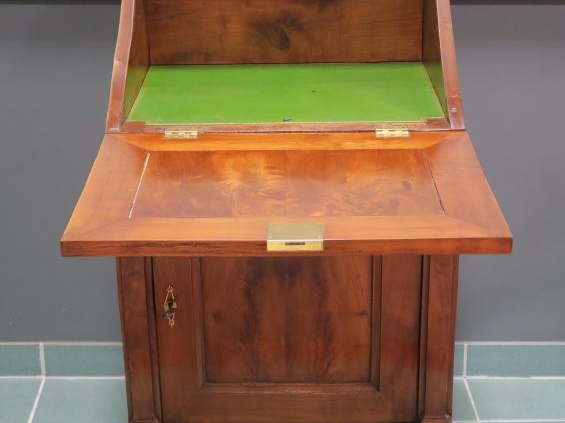 Scriban XIXe en merisier ouvrant à un abattant et une porte. (manque l