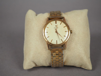 Vente aux enchères OMEGA.  Montre automatic, boitier et bracelet plaqué or.  (usures)