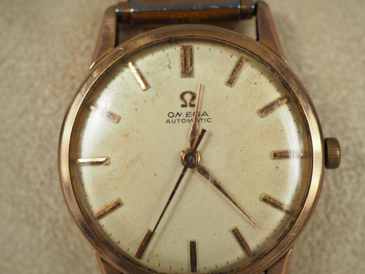 OMEGA.  Montre automatic, boitier et bracelet plaqué or.  (usures)