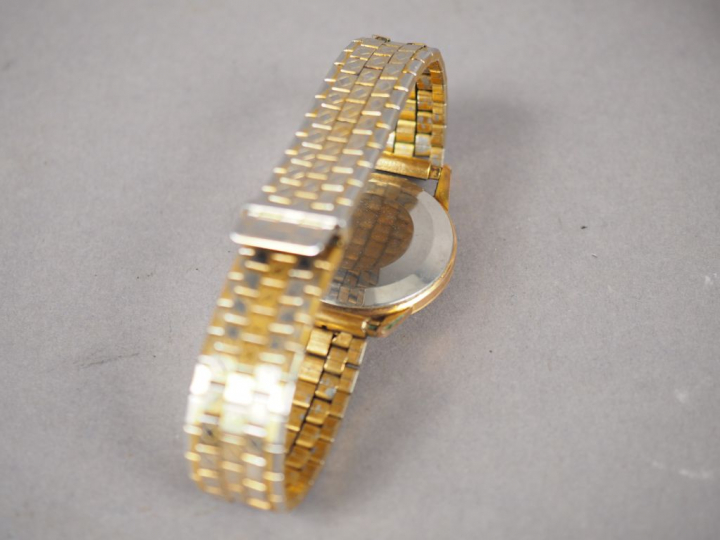 OMEGA.  Montre automatic, boitier et bracelet plaqué or.  (usures)