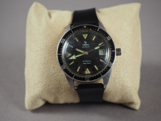 Vente aux enchères YEMA.  Montre automatic incabloc. Boitier acier.  660 Feet. (usures)