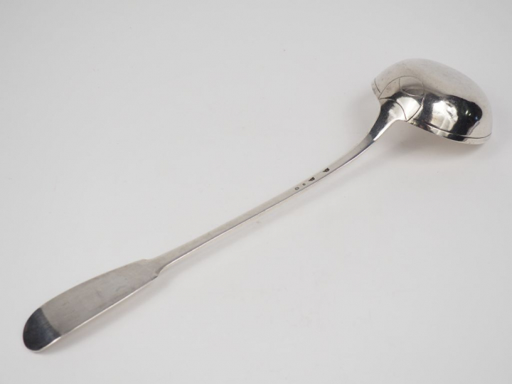 Importante louche en argent, poinçon au coq.  Monogrammée.  Long. 42 c