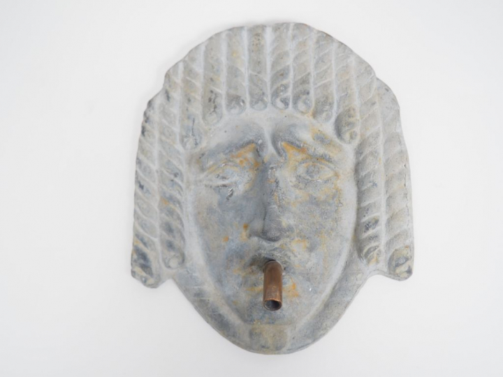 Elément de fontaine en plomb en forme de masque. H. : 16,5 cm.