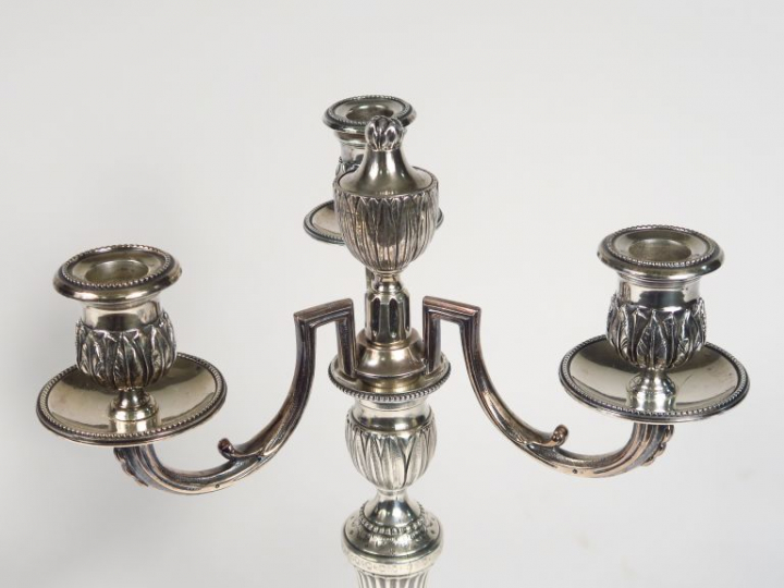 Paire de candélabres de style Louis XVI en bronze argenté, à décor de 
