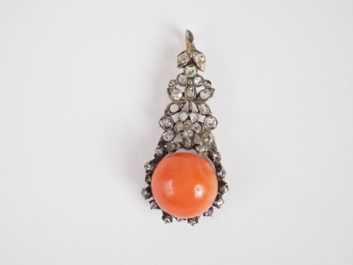 Pendentif en vermeil, orné d'un corail en cabochon et de petits diaman