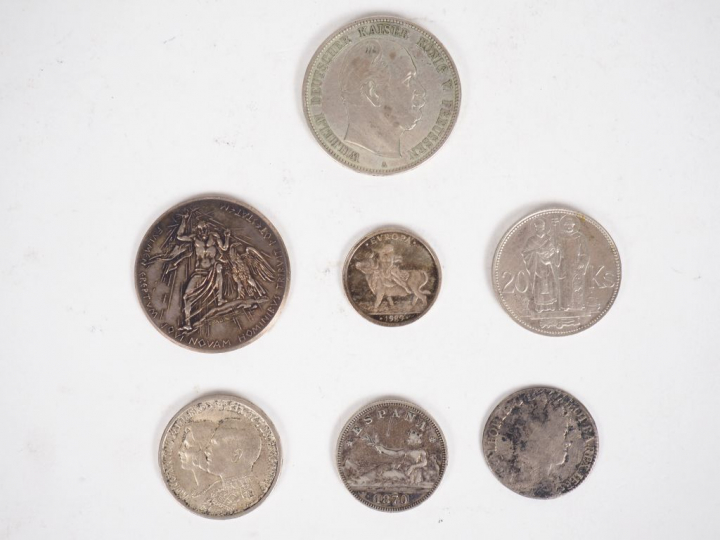 Lot comprenant sept différentes pièces ou médailles en argent.  Poids.