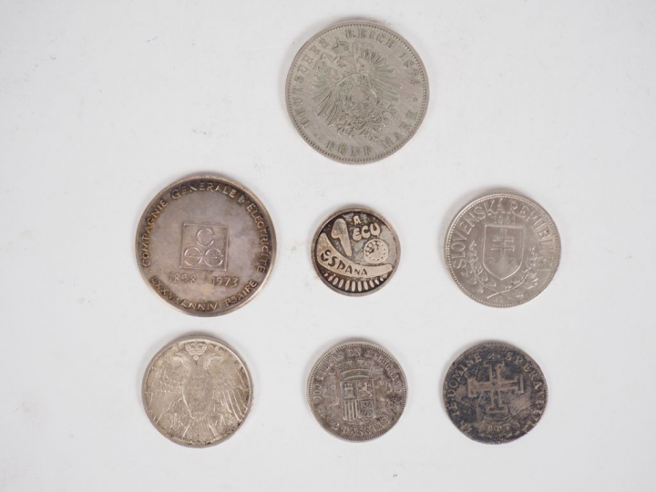 Lot comprenant sept différentes pièces ou médailles en argent.  Poids.