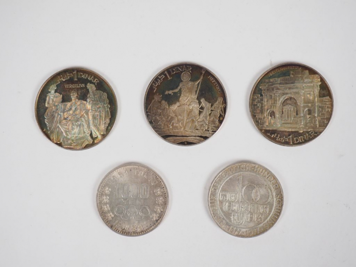 Lot comprenant des pièces de monnaie en argent dont trois de 1 Dinar. 
