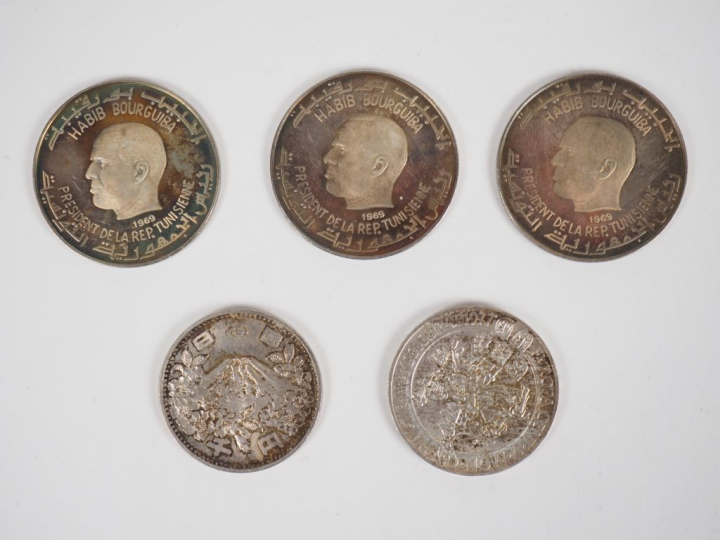 Lot comprenant des pièces de monnaie en argent dont trois de 1 Dinar. 