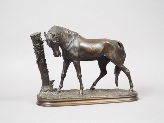 Vente aux enchères Pierre-Jules MENE.'Cheval au palmier'. Sculpture en bronze à patine mé