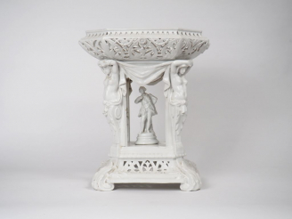 Vente aux enchères Surtout de table XIXème de style Louis XIV en porcelaine blanche à déc