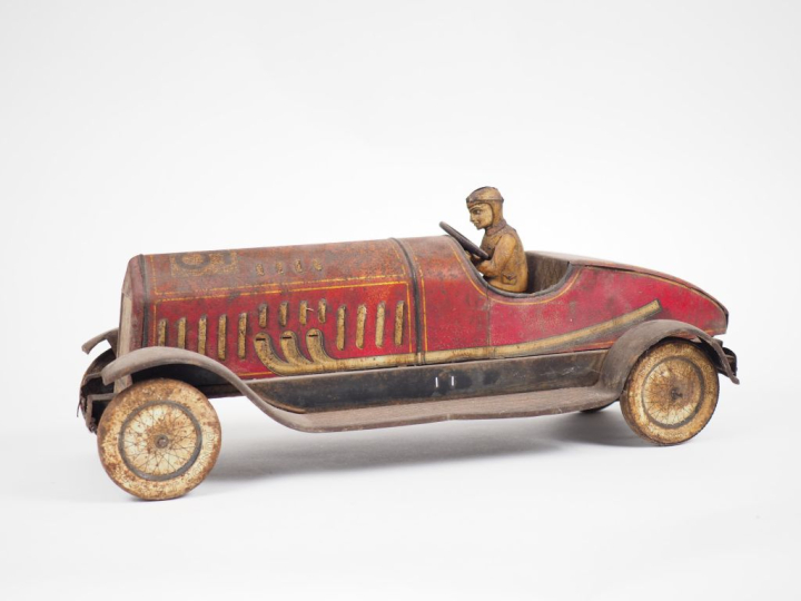 Johann DISTLER. Voiture en tôle polychrome. L. : 49,5 cm. (manques)